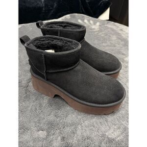 NEW Women's UGG Classic Ultra Mini New Heights Boots, Size 10, color is black!